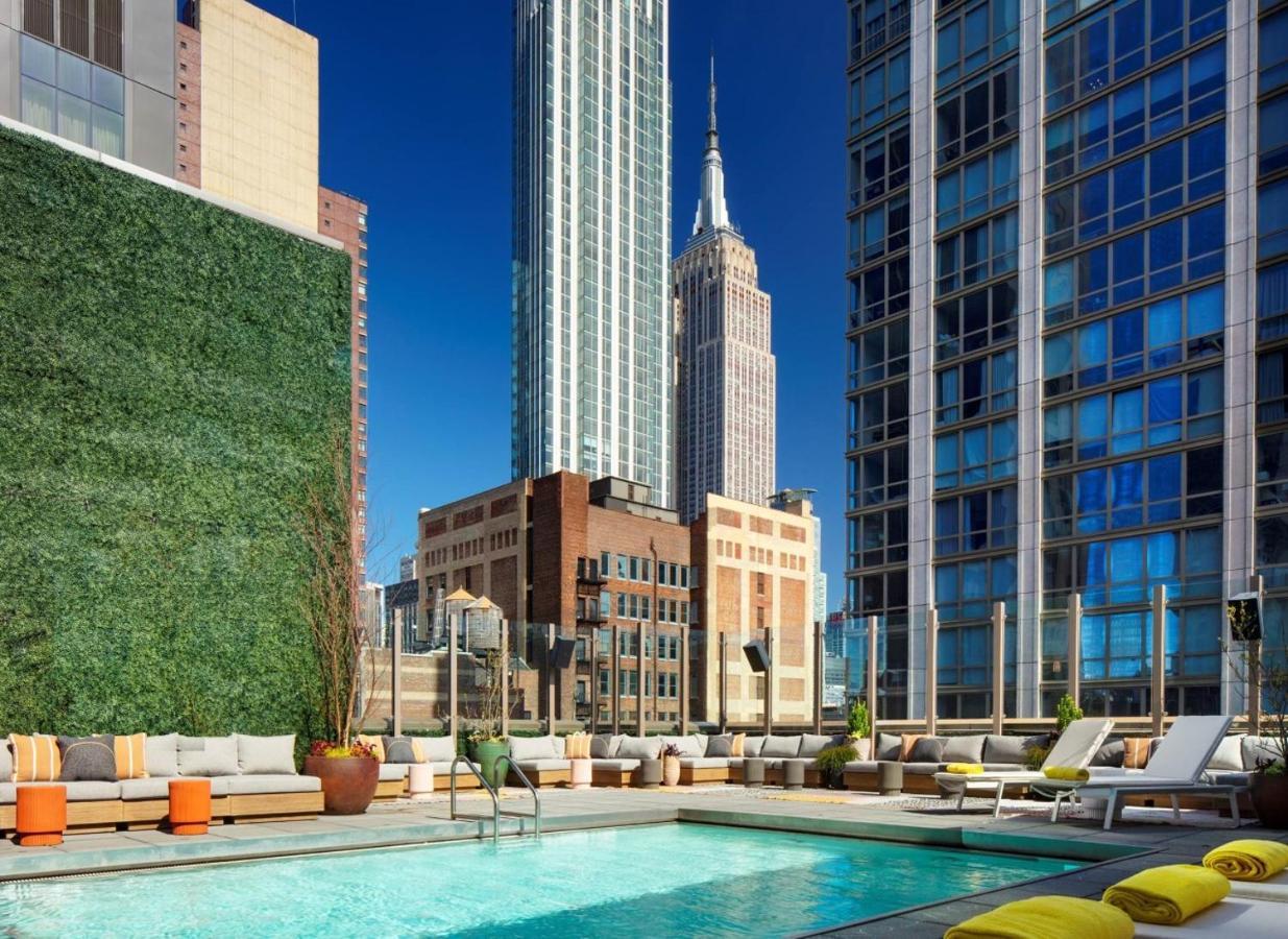 Hotel Royalton Park Avenue New York Exterior foto The rooftop pool at the Standard East Village