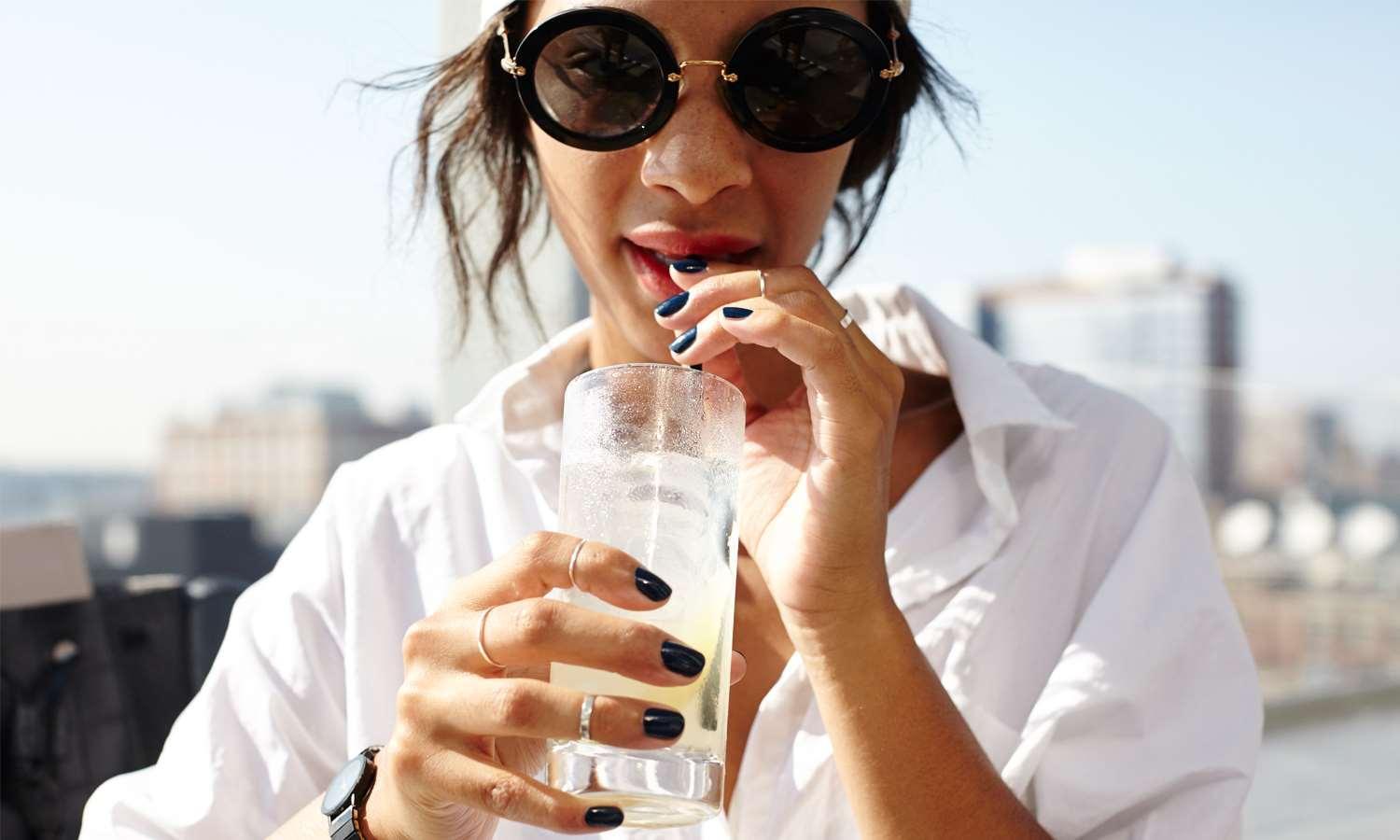 Hotel Royalton Park Avenue New York Exterior foto A woman drinking a glass of water
