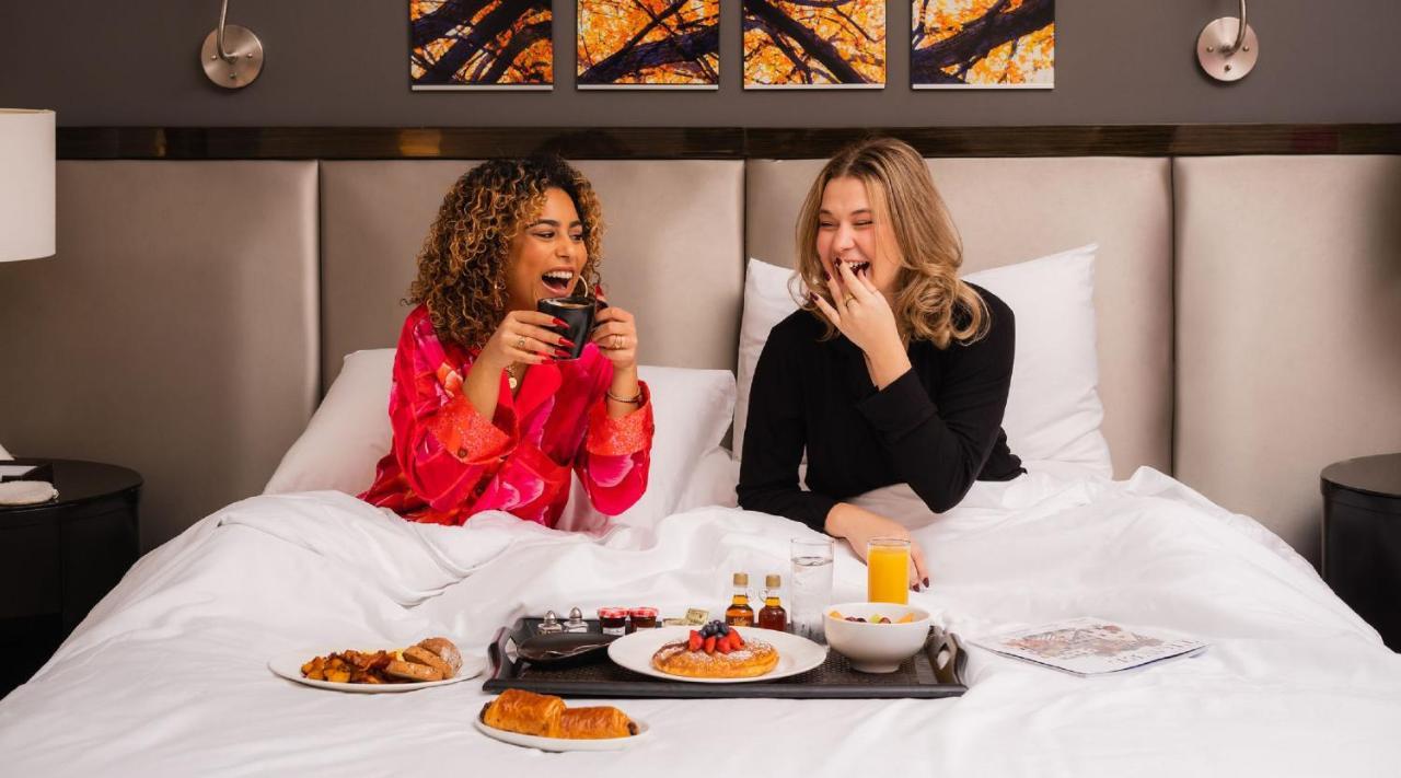 Hotel Royalton Park Avenue New York Exterior foto Room service at a hotel